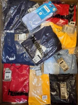 The photo shows a package with clothing in the category H.