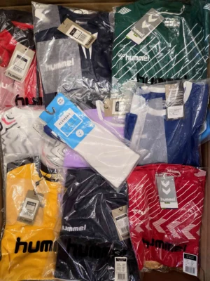 The photo shows a package with clothing in the category H.