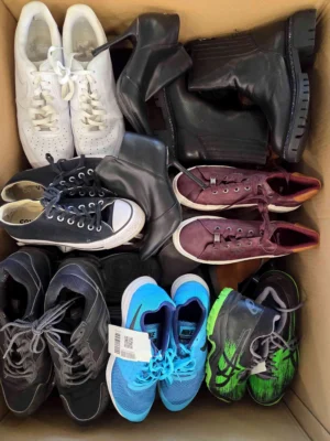 The photo shows a package with footwear in the category SH.