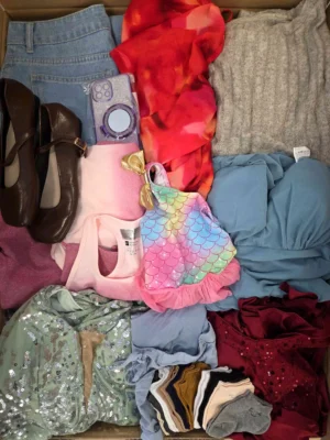 The photo shows a package with clothing in the category BSN.