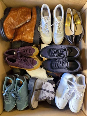 The photo shows a package with footwear in the category SH.