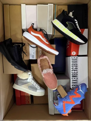 The photo shows a package with footwear in the category AS.