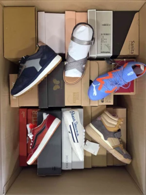 The photo shows a package with footwear in the category AS.