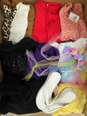 The photo shows a package with clothing in the category BSN.
