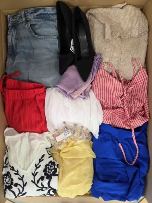 The photo shows a package with clothing in the category BSN.