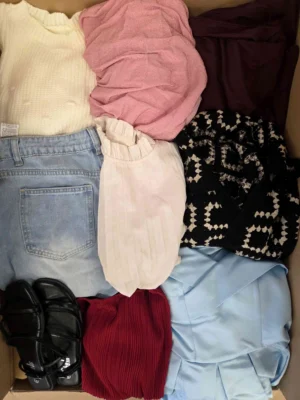 The photo shows a package with clothing in the category BSN.