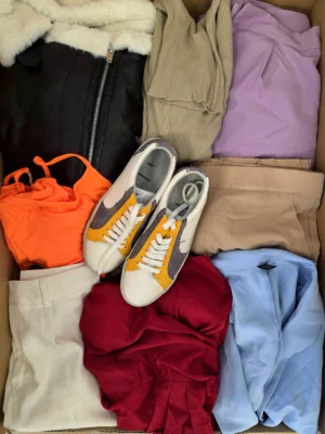 The photo shows a package with clothing in the category BSN.
