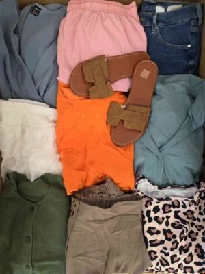 The photo shows a package with clothing in the category BSN.