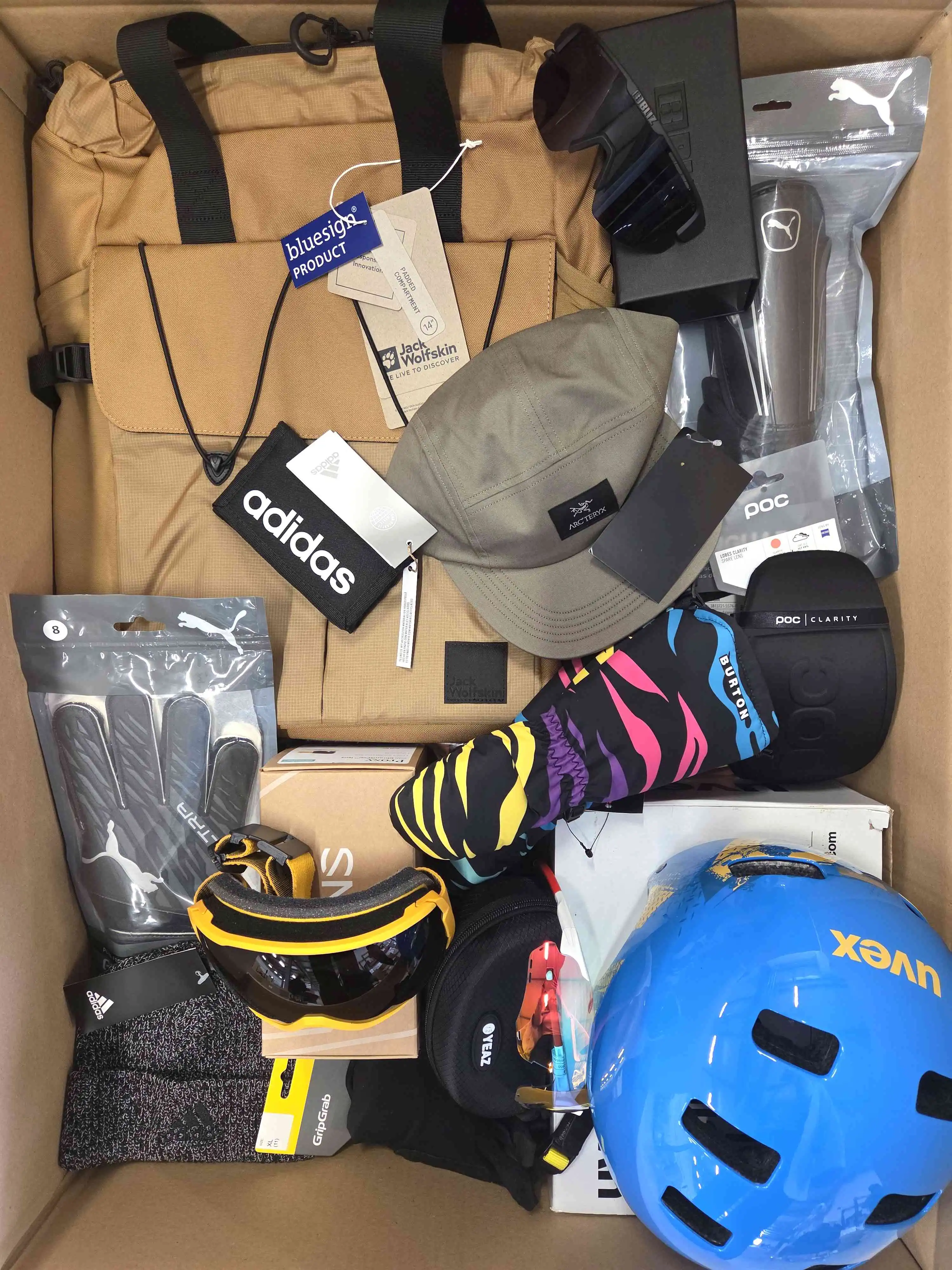 S121 3 The picture shows a package with accessories in the category Z.