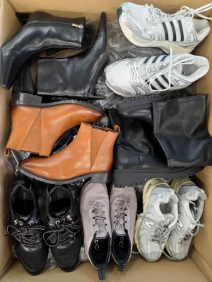 The photo shows a package with footwear in the category CSU.