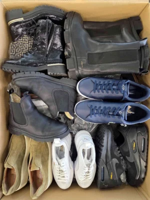 The photo shows a package with footwear in the category CSU.