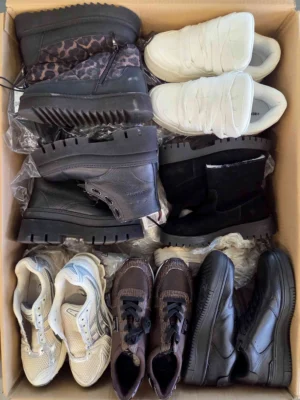 The photo shows a package with footwear in the category CSU.