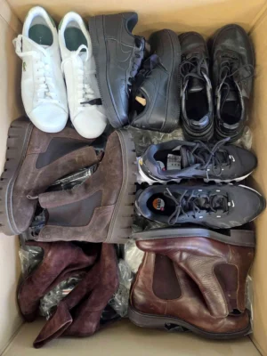 The photo shows a package with footwear in the category CSU.