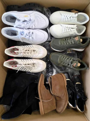 The photo shows a package with footwear in the category CSU.