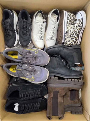 The photo shows a package with footwear in the category CSU.