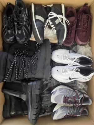 The photo shows a package with footwear in the category CSU.