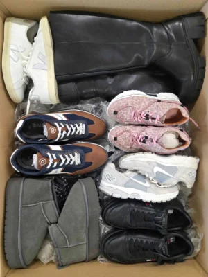 The photo shows a package with footwear in the category CSU.
