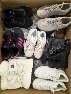 The photo shows a package with footwear in the category CSU.