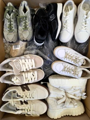 The photo shows a package with footwear in the category CSU.