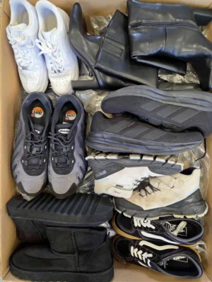 The photo shows a package with footwear in the category CSU.