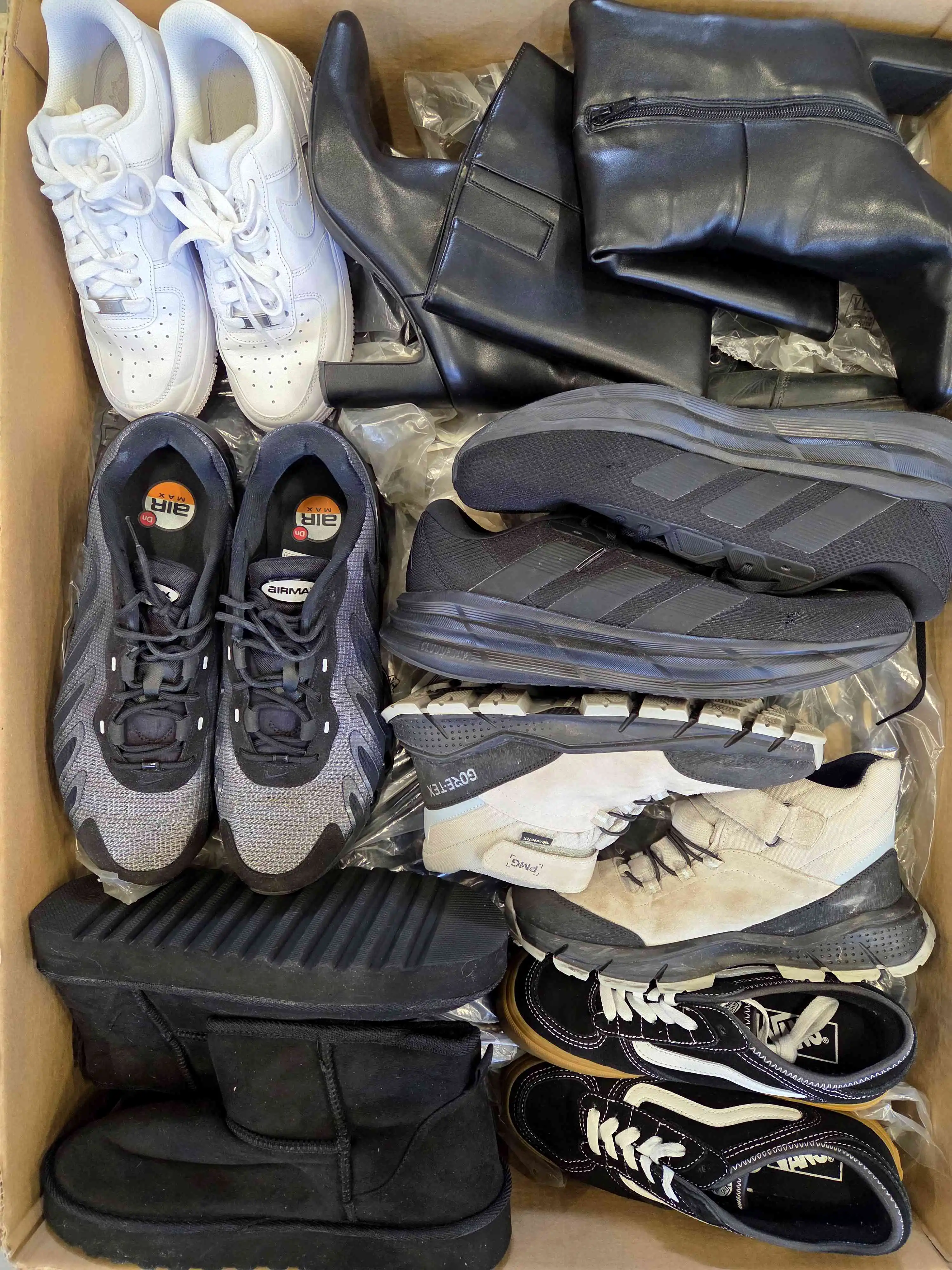 CSU1385 3 The photo shows a package with footwear in the category CSU.