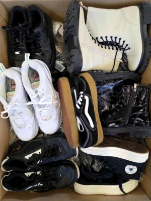 The photo shows a package with footwear in the category CSU.