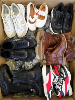 The photo shows a package with footwear in the category CSU.