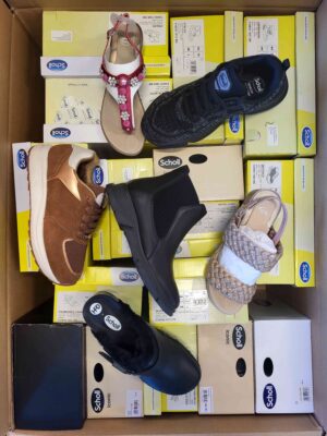 The photo shows a package with footwear in the category SM.