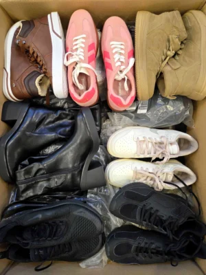 The photo shows a package with footwear in the category CSU.