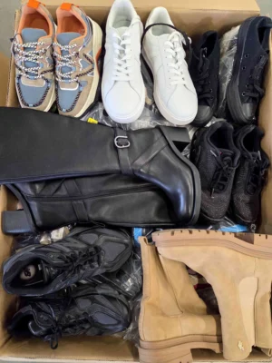 The photo shows a package with footwear in the category CSU.
