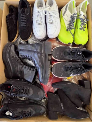 The photo shows a package with footwear in the category CSU.