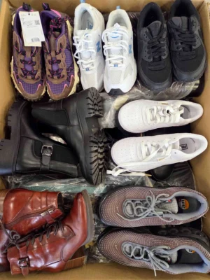 The photo shows a package with footwear in the category CSU.