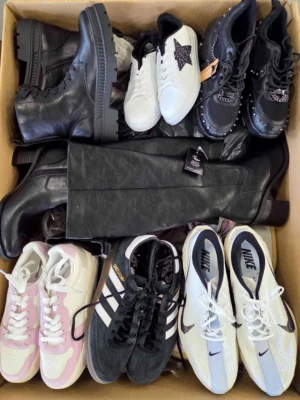 The photo shows a package with footwear in the category CSU.
