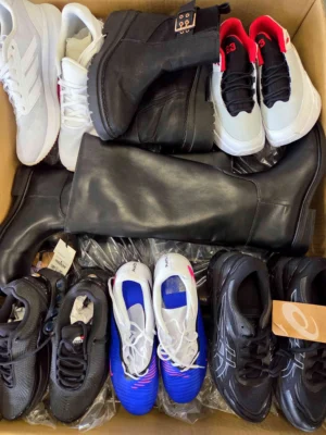 The photo shows a package with footwear in the category CSU.