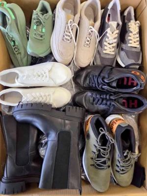 The photo shows a package with footwear in the category CSU.