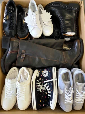 The photo shows a package with footwear in the category CSU.