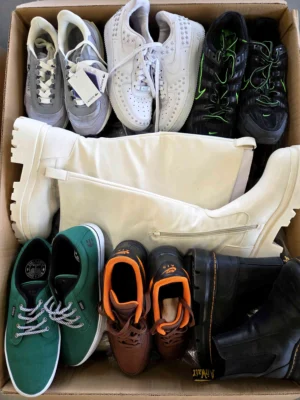 The photo shows a package with footwear in the category CSU.