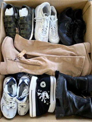 The photo shows a package with footwear in the category CSU.