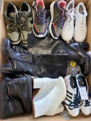 The photo shows a package with footwear in the category CSU.