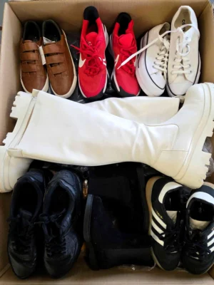 The photo shows a package with footwear in the category CSU.