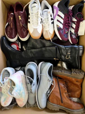 The photo shows a package with footwear in the category CSU.