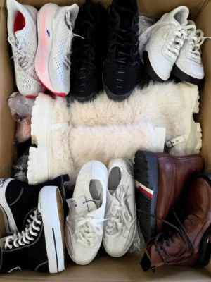 The photo shows a package with footwear in the category CSU.