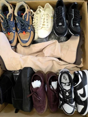 The photo shows a package with footwear in the category CSU.