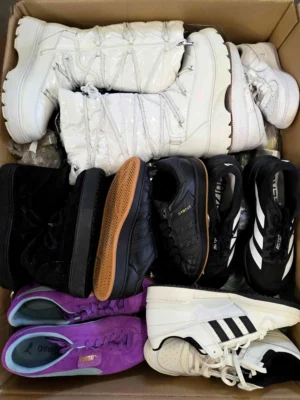 The photo shows a package with footwear in the category CSU.