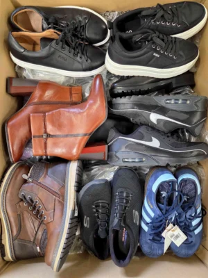 The photo shows a package with footwear in the category CSU.