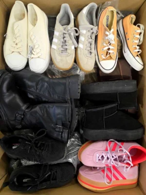 The photo shows a package with footwear in the category CSU.