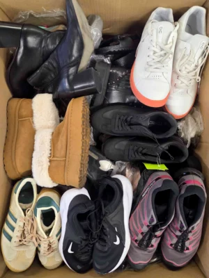 The photo shows a package with footwear in the category CSU.