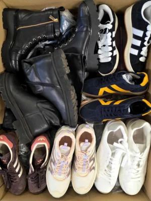 The photo shows a package with footwear in the category CSU.