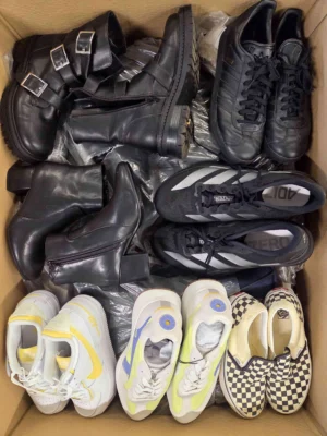 The photo shows a package with footwear in the category CSU.