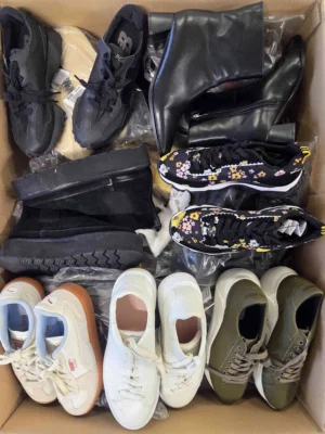 The photo shows a package with footwear in the category CSU.